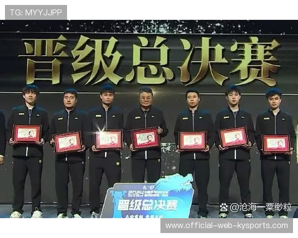 哈兰德在训练间隙为队友调试设备，细节彰显团队精神