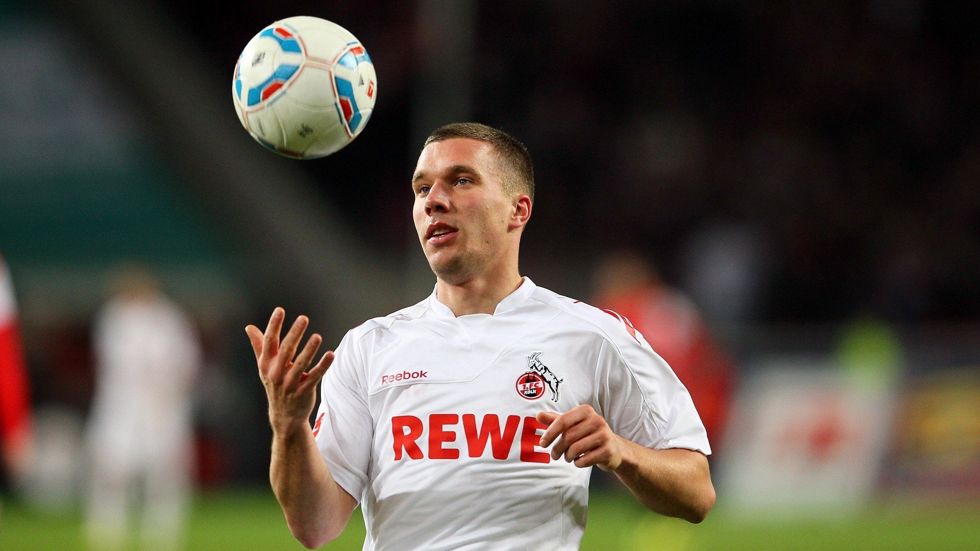 开云体育官方入口-球员在比赛中展现对手无法防范的招牌动作，在比赛中持球队员倒地或坐在地上时比赛应继续进行